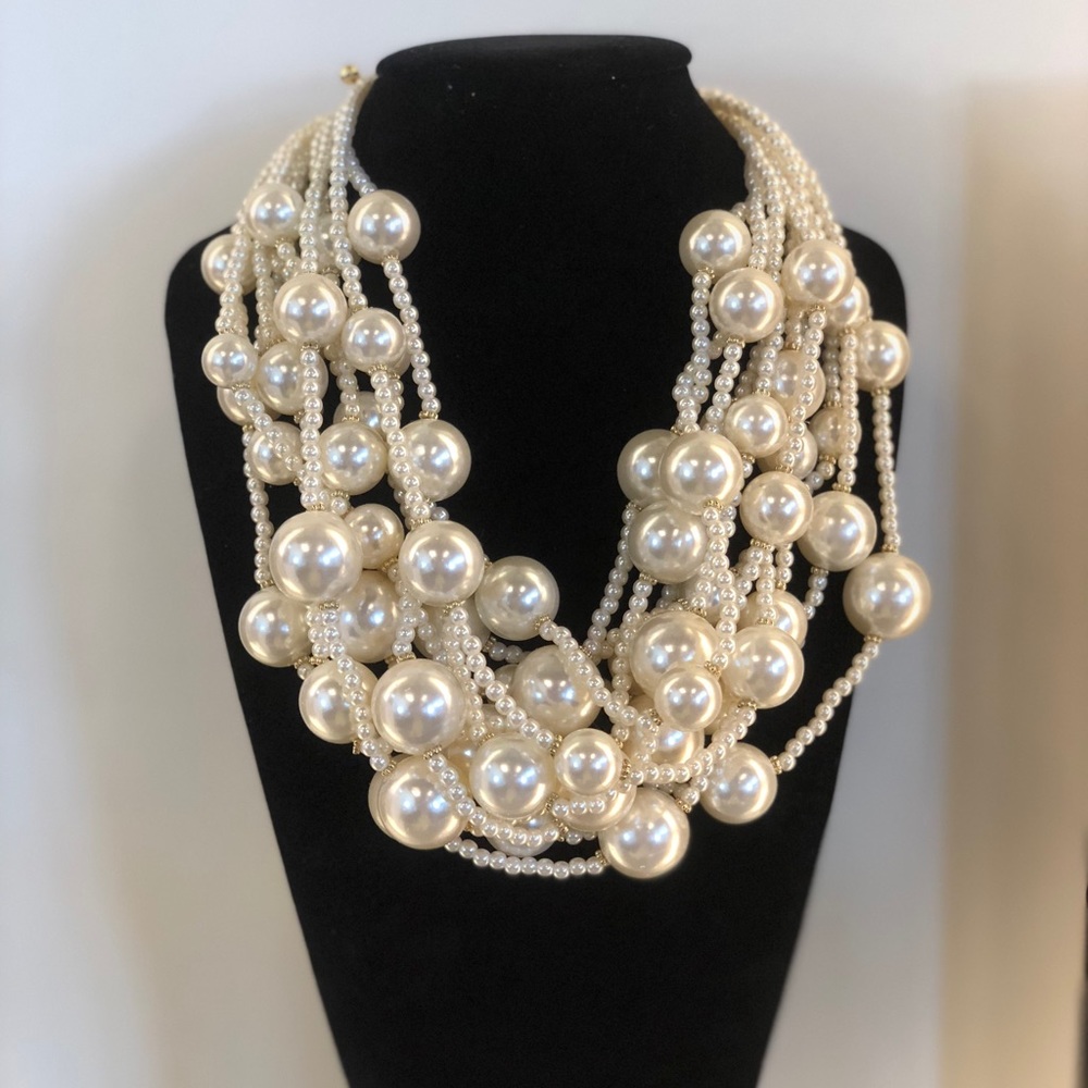 Statement pearls necklace